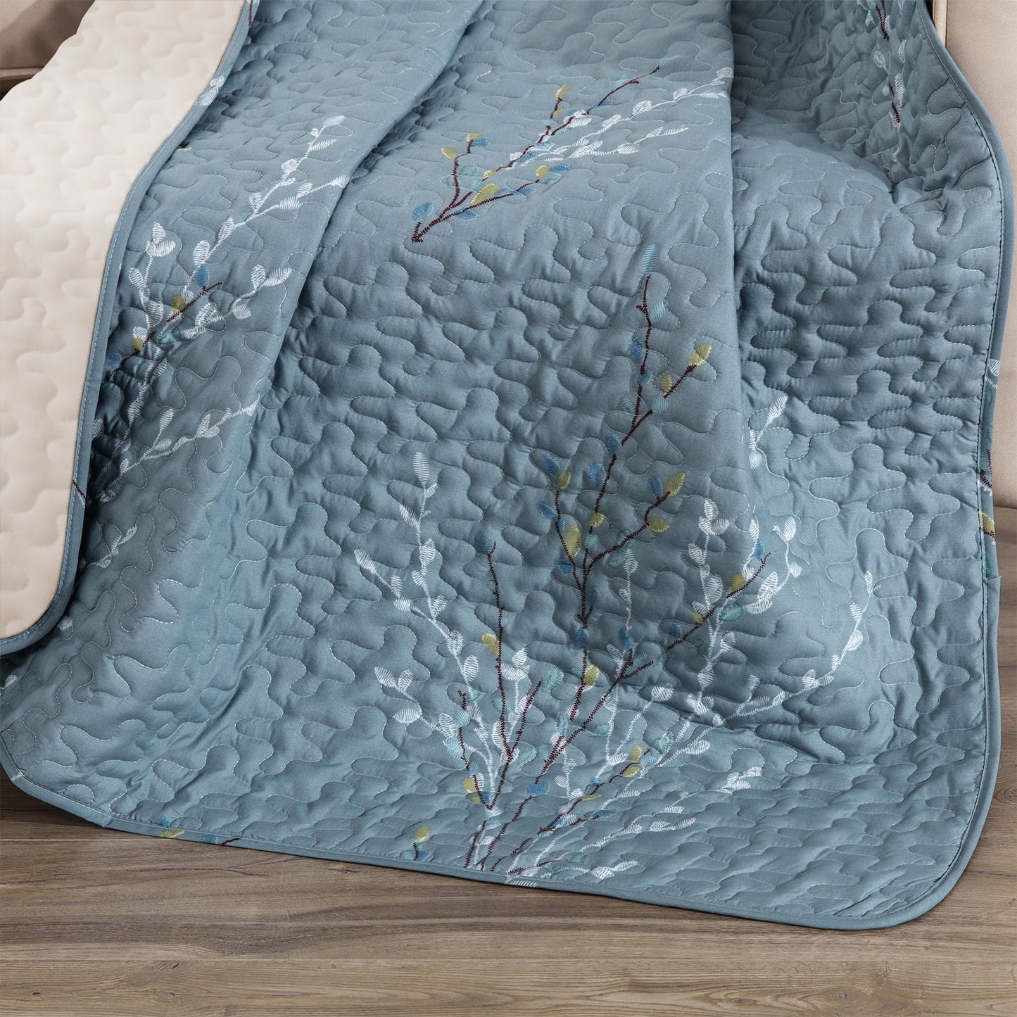 Exclusivo Mezcla Microfiber Flower Pattern Quilted Throw Blanket for Bed, Soft and Lightweight Throw Quilt (60"x 80", Stone Blue)