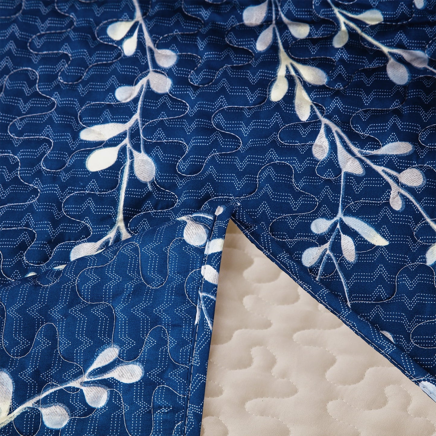 Exclusivo Mezcla Microfiber Flower Pattern Quilted Throw Blanket for Bed, Soft and Lightweight Throw Quilt (60"x 80", Navy)
