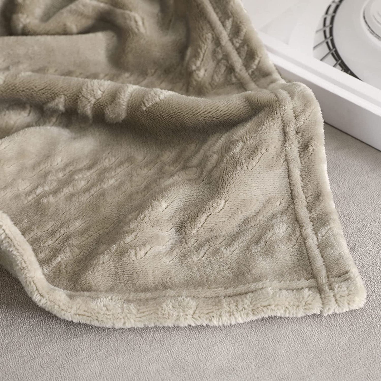 Exclusivo Mezcla Soft Throw Blanket, Large Fuzzy Fleece Blanket, Decorative Geometry Pattern Plush Throw Blanket for Couch/Sofa/Bed, 50x60 Inches, Champagne