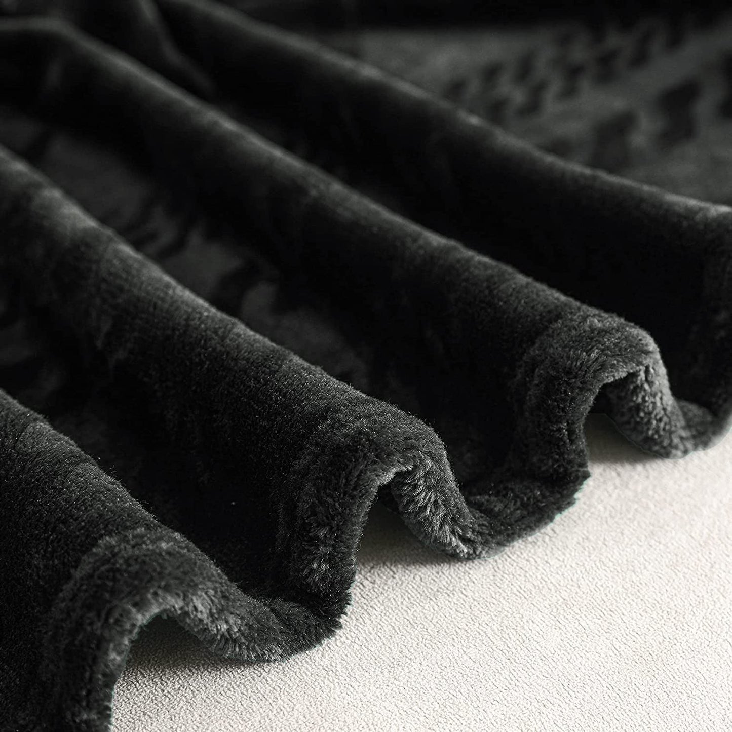 Exclusivo Mezcla Soft Throw Blanket, Large Fuzzy Fleece Blanket, Decorative Geometry Pattern Plush Throw Blanket for Couch/Sofa/Bed, 50x60 Inches, Black