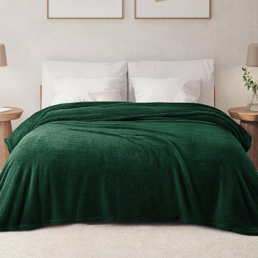 Exclusivo Mezcla King Size Flannel Fleece Blanket, Super Soft Velvet Plush Bed Blanket, Fuzzy Cozy Blankets for All Seasons, 90x104 Inches, Forest Green Blanket