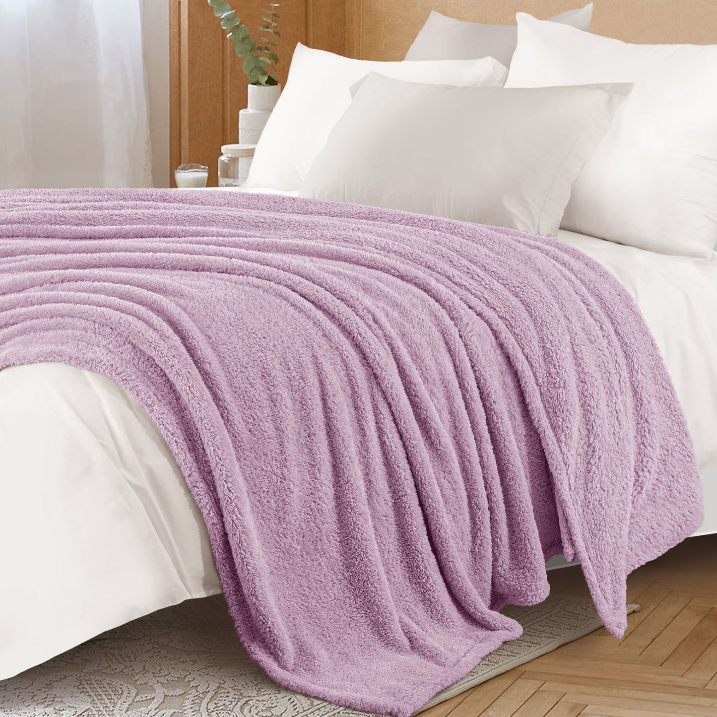 Exclusivo Mezcla Fuzzy Fleece Bed Blanket, Lightweight Fluffy Solid Velvet Blankets Queen Size, Suitable for All Seasons, 90x90 Inches, Light Purple