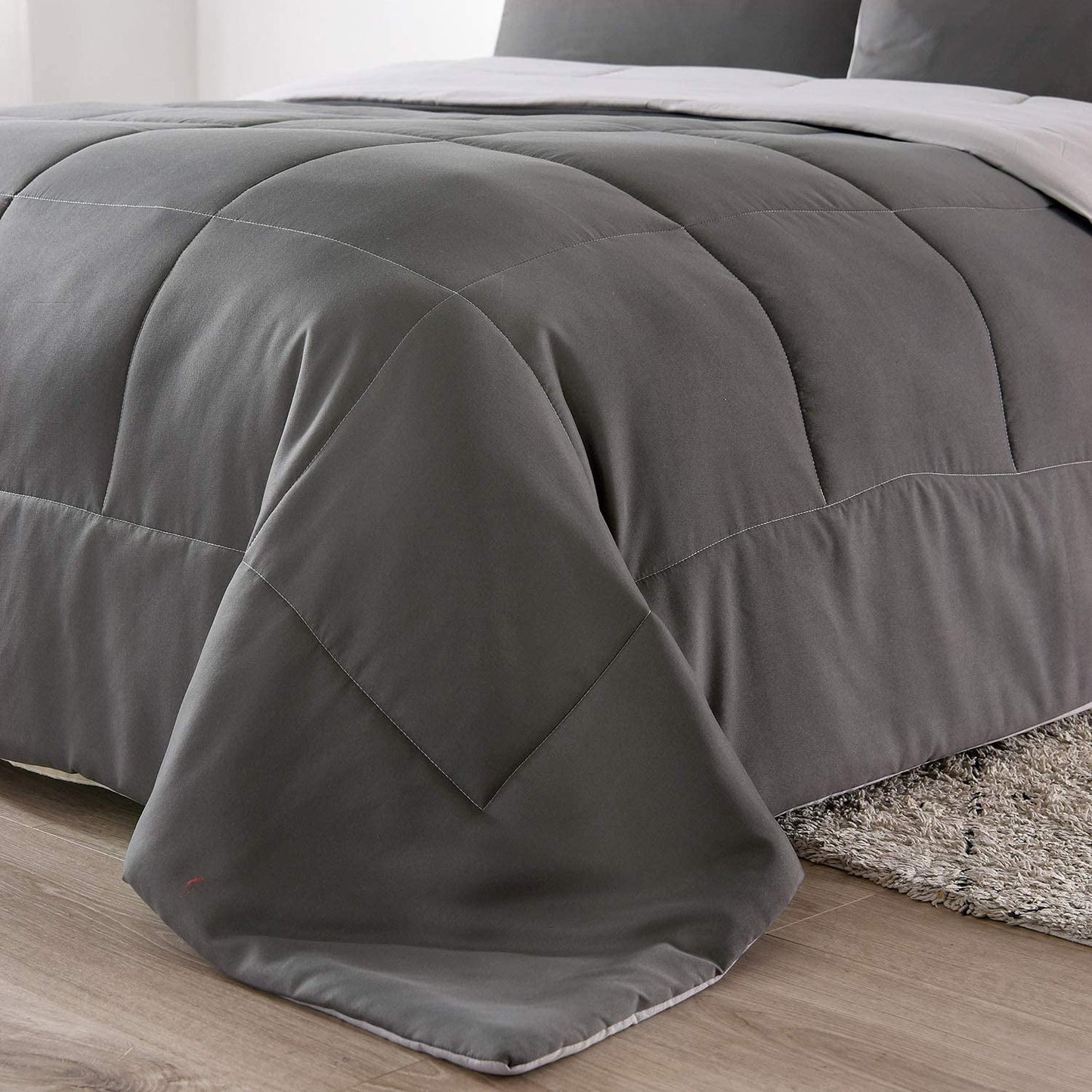 Exclusivo Mezcla Lightweight Reversible 3-Piece Comforter Set All Seasons, Down Alternative Comforter with 2 Pillow Shams, King Size, Grey