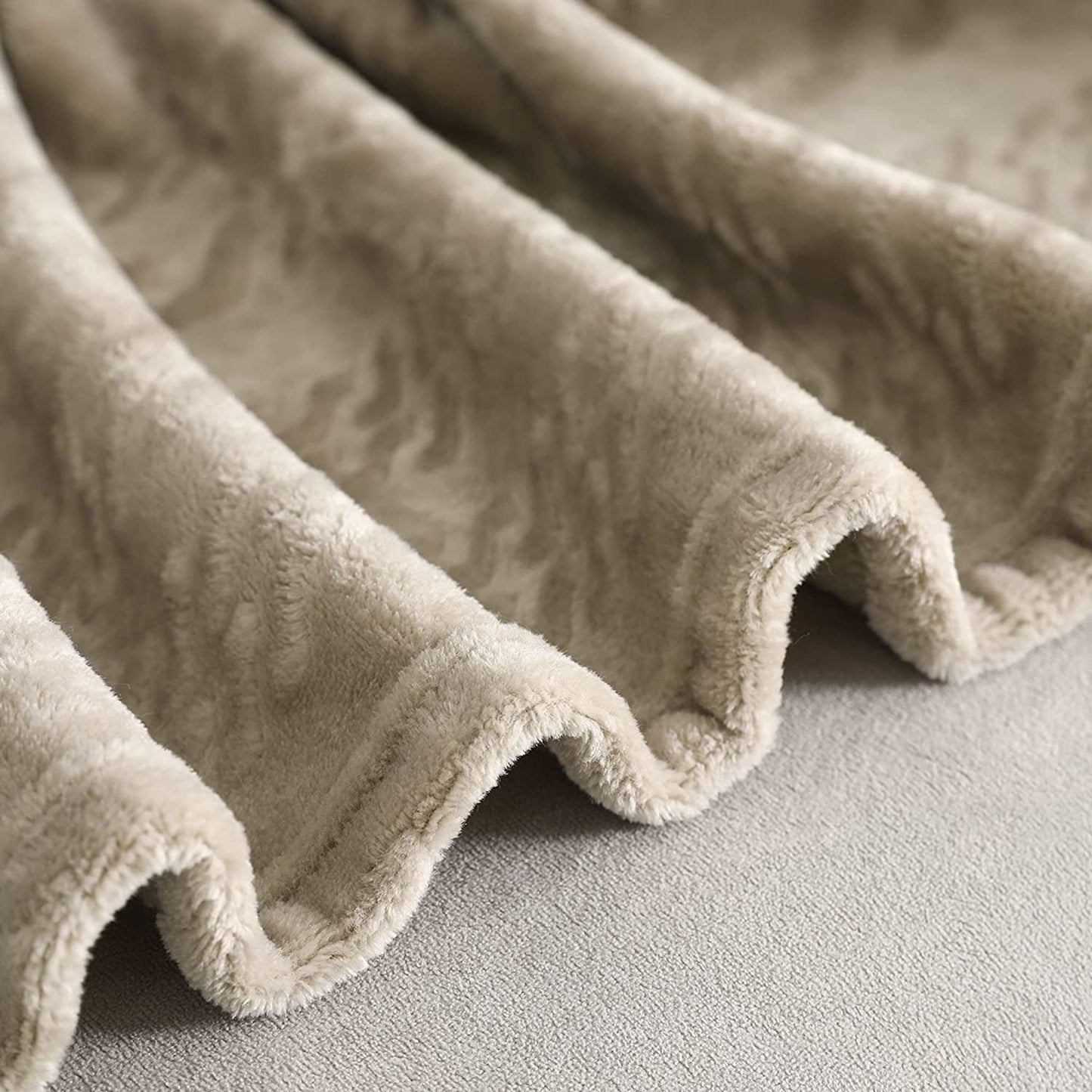 Exclusivo Mezcla Soft Throw Blanket, Large Fuzzy Fleece Blanket, Decorative Geometry Pattern Plush Throw Blanket for Couch/Sofa/Bed, 50x60 Inches, Champagne