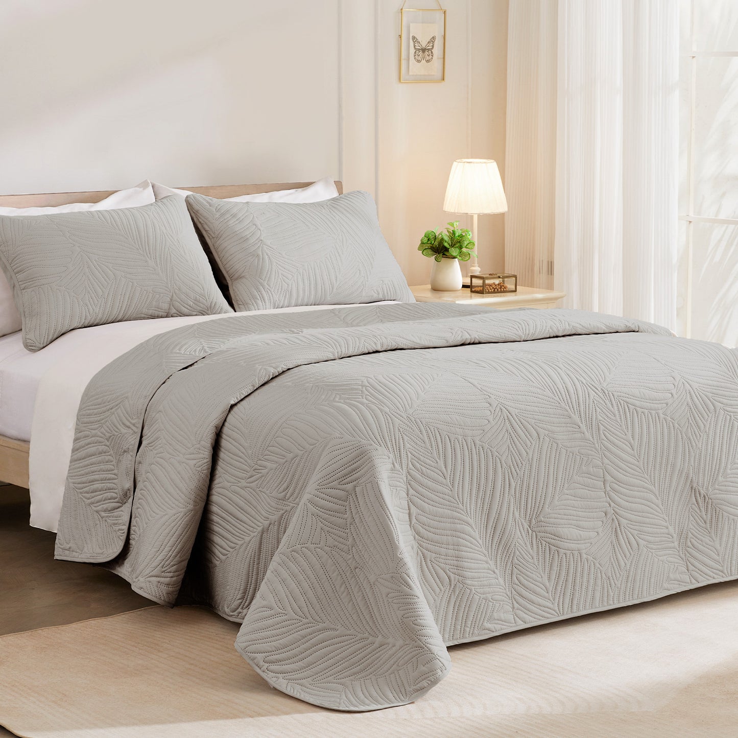 Exclusivo Mezcla California King Quilt Set Light Grey, Lightweight Bedspread Leaf Pattern Bed Cover Soft Coverlet Bedding Set(1 Quilt, 2 Pillow Shams)