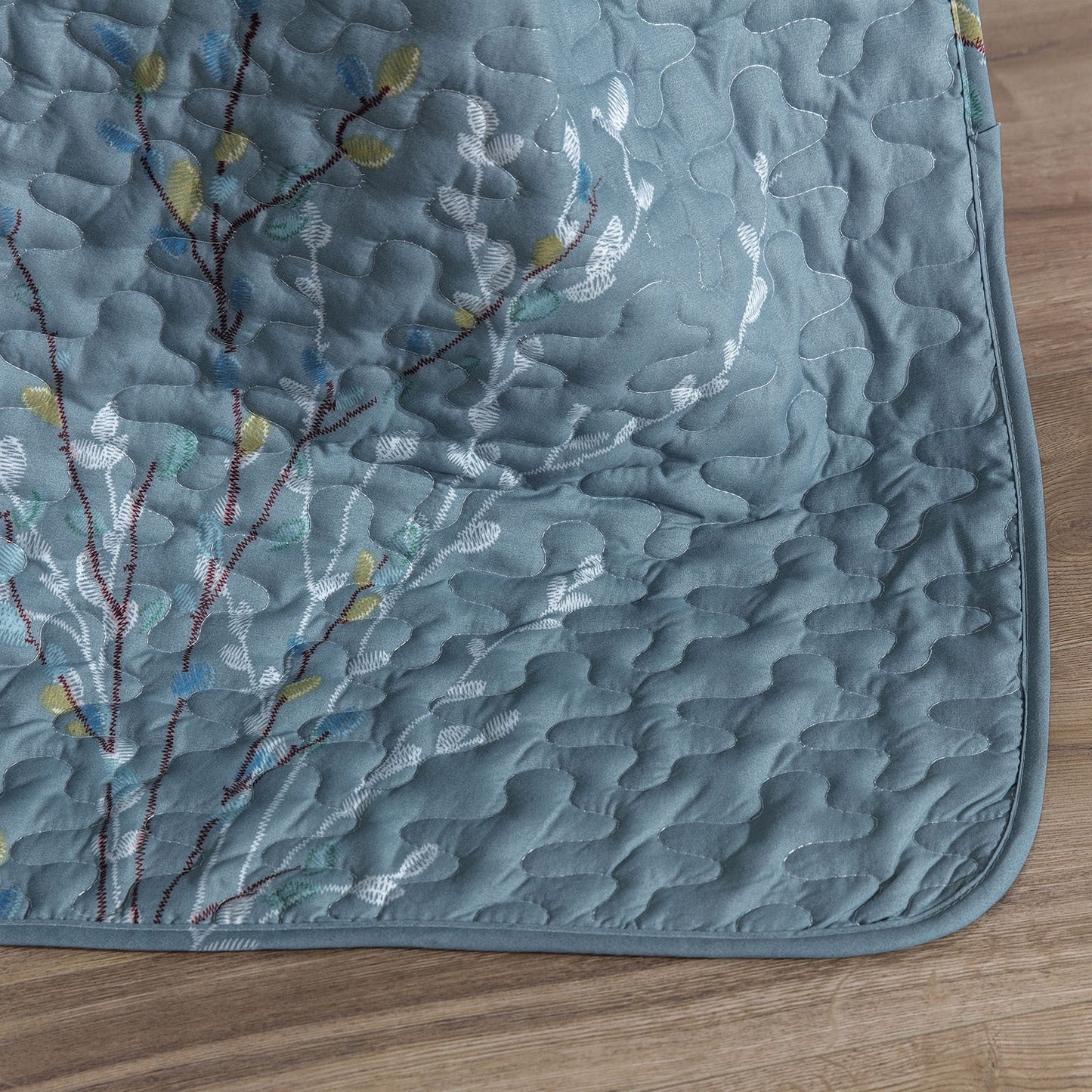 Exclusivo Mezcla Microfiber Flower Pattern Quilted Throw Blanket for Bed, Soft and Lightweight Throw Quilt (60"x 80", Stone Blue)