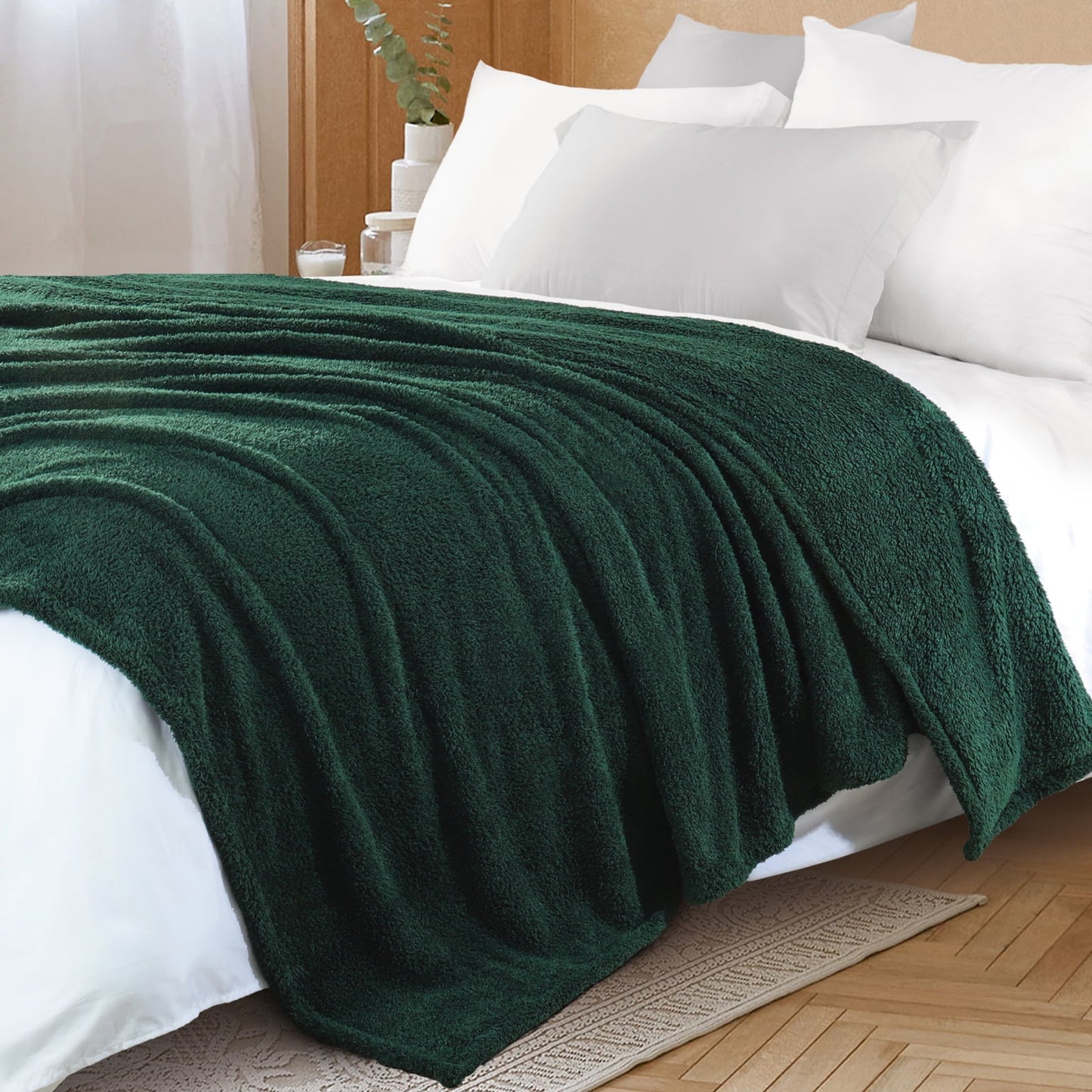 Exclusivo Mezcla Fuzzy Fleece Bed Blanket, Lightweight Fluffy Solid Velvet Blankets Twin Size Suitable for All Seasons, 60x80 Inches, Forest Green