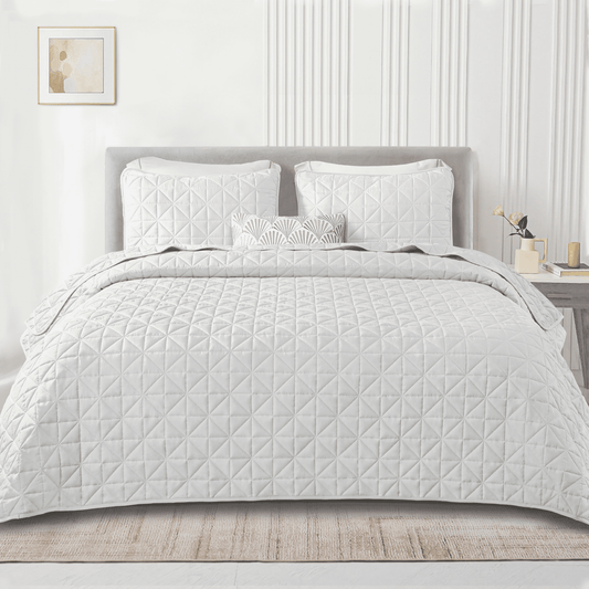 Exclusivo Mezcla King Size Quilt Bedding Set for All Seasons, Lightweight Soft White Quilts King Size Bedspreads Coverlets Bed Cover with Geometric Stitched Pattern, (1 Quilt, 2 Pillow Shams)