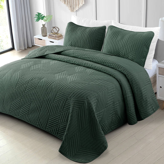 Exclusivo Mezcla California King Quilt Bedding Set, Lightweight Green Oversized King Bedspreads Soft Modern Geometric Coverlet Set for All Seasons (1 Quilt and 2 Pillow Shams)