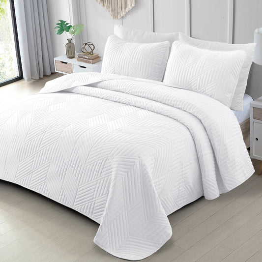 Exclusivo Mezcla California King Quilt Bedding Set, Lightweight White Oversized King Bedspreads Soft Modern Geometric Coverlet Set for All Seasons (1 Quilt and 2 Pillow Shams)
