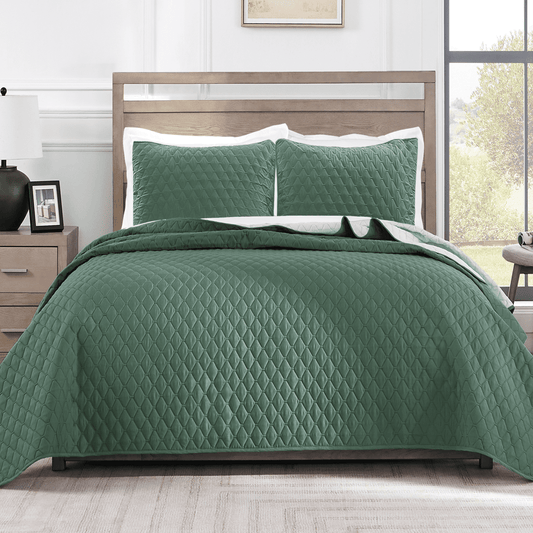 Exclusivo Mezcla California King Quilt Bedding Set with Pillow Shams, Lightweight Quilts Cal Oversized King Size, Soft Bedspreads Bed Coverlets for All Seasons - (Dark Green, 112"x104")