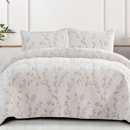 Exclusivo Mezcla Microfiber King Size Quilt Set, 3 Piece Lightweight Bedspreads/ Coverlet/ Bedding Set with 2 Pillow Shams, Gradient Floral Pattern, (96"x 104", White)